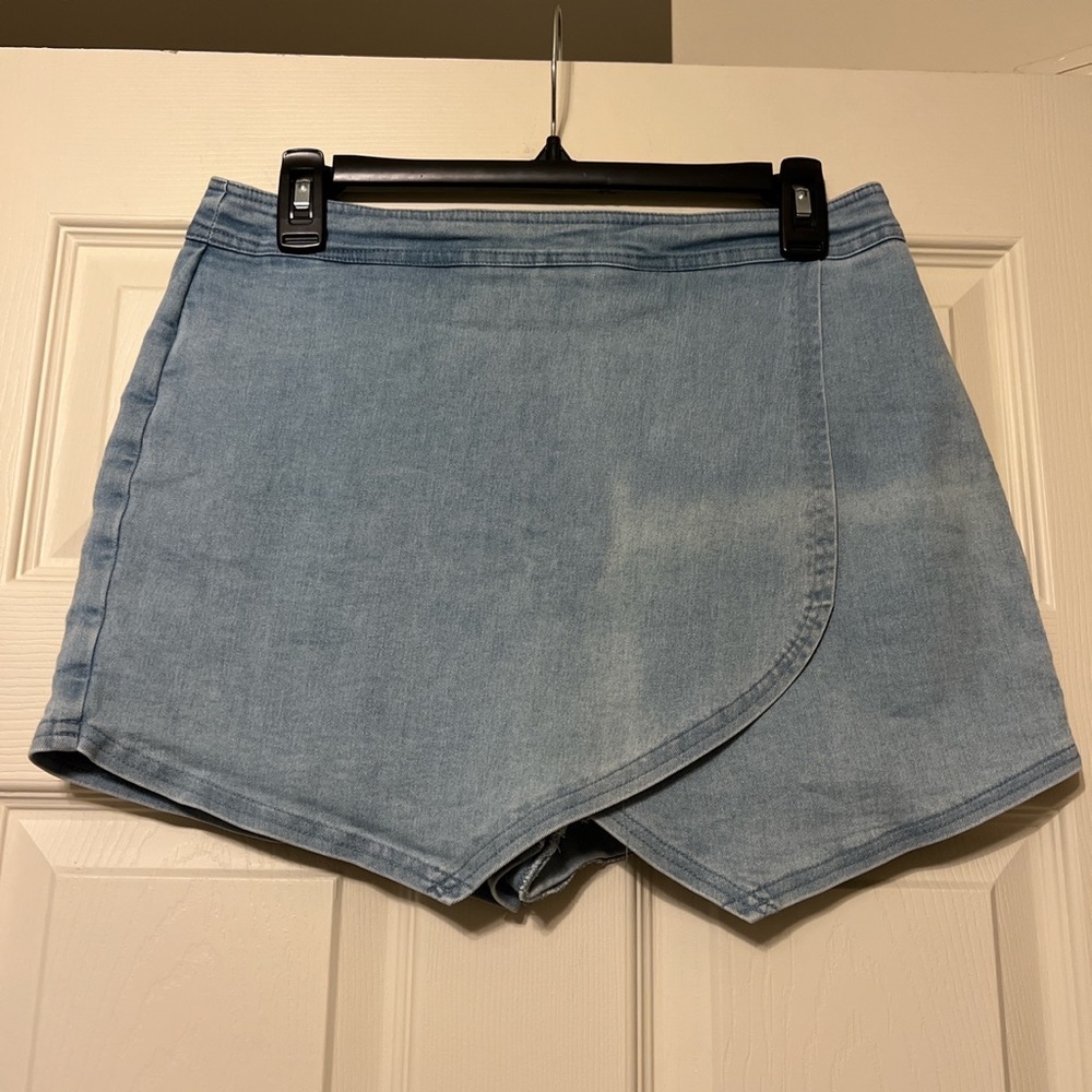 Boutique light wash jean skort
